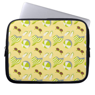 Capa Para Notebook Beach vacay pattern with sunglasses and sun hat  