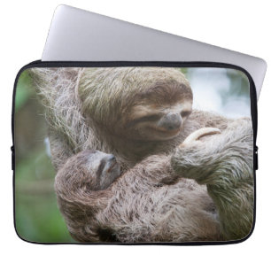 Capa Para Notebook Bebê de Preguiça com Mãe Pendurada em uma Árvore