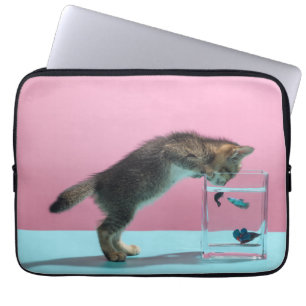 Capa Para Notebook Bebês Mais Pobres   Kitten Olhando para Fish Bowl