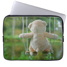 Beer op schommel vanaf de rug.