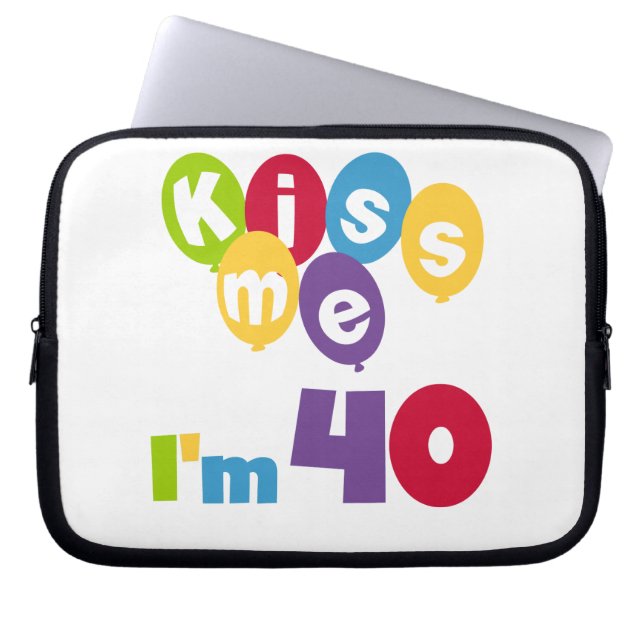 Capa Para Notebook Beije-me, tenho 40 t-shirts e presentes (Frente)