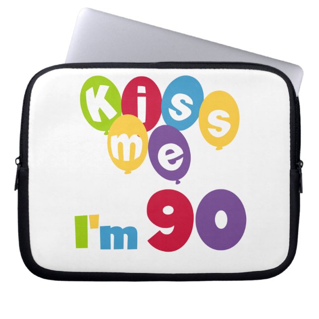 Capa Para Notebook Beije-me, tenho 90 t-shirts e presentes (Frente)