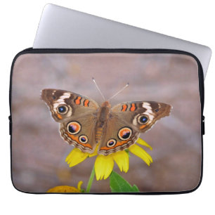 Capa Para Notebook Bela borboleta na Flor Amarela