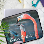 Capa Para Notebook Besties Fotográficas de Amigos Flamingo Rosa<br><div class="desc">Quem disse que flamingos não podem se divertir com seu amigo favorito? Sorria sempre que você usa esta bolsa de laptop neoprene, maravilhosa e colorida, de fotografia de dois flamingos cor-de-rosa brincando. Esta bolsa de laptop tem três tamanhos: 15", 13" e 10". Faz um presente de excelente para o seu...</div>
