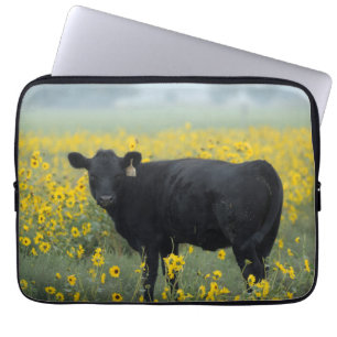 Capa Para Notebook Bezerro Preto em um Campo de Girassóis