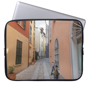 CAPA PARA NOTEBOOK BICICLETA ESTACIONADA AO LADO DA PAREDE NO BECO