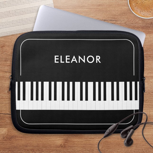 Capa Para Notebook Black and White Piano Keys Musician's Personalized (A stylish laptop sleeve with black and white piano keys design and personalized name)