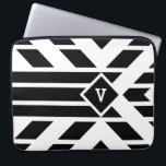 Capa Para Notebook Black Quadrilateral Strips em branco com monograma<br><div class="desc">O padrão geométrico preto e branco impressionante apresenta quadrilaterais pretos alinhados em faixas. O ângulo dos paralelogramas em direção a um diamante preto esboçado com branco no terço superior da imagem. O diamante contém um monograma personalizável. Três riscas pretas em negrito estendem-se do fundo do diamante até a base do...</div>