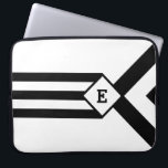 Capa Para Notebook Black Stripes e Chevrons com Monograma em Branco<br><div class="desc">Três chevrons preto-e-branco alternados descem do topo do padrão geométrico e terminam num diamante. Parece uma medalha estilizada pendurada numa fita. O diamante contém um monograma personalizável. Três listras pretas se estendem do fundo do diamante até a base do design vertical. O branco é transparente, então você pode mudá-lo se...</div>