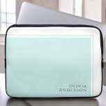 Capa Para Notebook Bloco de Cores Mínimo de Aqua Simples Elegante<br><div class="desc">Um simples design minimalista que transmite um sentido de elegância e estilo clássico com seu moderno elemento design de bloco de cores em aquamarine leve. O modelo de texto para este design inclui seu nome no canto inferior direito do design. A versatilidade dessa design minimalista funciona lindamente para tantas profissões...</div>