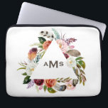 Capa Para Notebook Boho Watercolor Florals Triangle Frame Monograma<br><div class="desc">Boho Watercolor Florals Triangle Frame Bolsa de laptop Monograma. Bolsa de laptop personalizável com ilustração da aquarela,  como rosas e tulipas cor-de-rosa,  branca,  laranja e burgundy com sotaque de folhagem e penas. Personalize adicionando seu próprio monograma. Esta bolsa de laptop boêmica será perfeita como presente.</div>