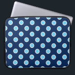 Capa Para Notebook Bolinhas azuis claras na Bolsa de laptop azul escu<br><div class="desc">Mantenha o seu laptop seguro com uma capa de neoprene zipada,  com bolinhas azuis claras esboçadas em branco sobre um fundo azul escuro. Imagem criada digitalmente. Copyright © 2015 Claire E. Skinner. Todos os direitos reservados.</div>