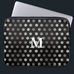 Capa Para Notebook Bolinhas de brilho e monograma preto<br><div class="desc">Decorre seu computador com esta manga de computador elegante e falso,  prata e bolinhas preta. Adicione a sua inicial a um monograma ou elimine-a apenas para o design.</div>