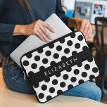 Capa Para Notebook Bolinhas Pretas e Brancas, Pontas, Seu Nome<br><div class="desc">Padrão de bolinhas bonito,  divertido e adorável em preto e branco. Presente moderno e moderno,  perfeito para o amante das bolinhas em sua vida. Personalize adicionando o seu nome,  apelido,  monograma ou iniciais.</div>