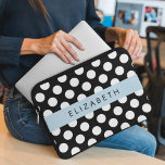Capa Para Notebook Bolinhas Pretas e Brancas, Pontas, Seu Nome<br><div class="desc">Padrão de bolinhas bonito,  divertido e adorável em preto e branco. Presente moderno e moderno,  perfeito para o amante das bolinhas em sua vida. Personalize adicionando o seu nome,  apelido,  monograma ou iniciais.</div>