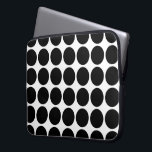 Capa Para Notebook Bolinhas pretas em branco<br><div class="desc">Bolinhas negras negras escuras em fundo branco. O padrão geométrico foi criado do zero. Imagem criada digitalmente. Copyright © 2013 Claire E. Skinner. Todos os direitos reservados.</div>