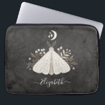Capa Para Notebook Bolsa de laptop de borboleta de Vintage Monograma<br><div class="desc">Uma bolsa de laptop mística da mariposa boêmica vintage. Uma bela mariposa celestial com folhagem em cores de tons de terra. Personalize-o com o seu nome na frente do cobrir do laptop. Projetado para você pelo Blackberry Boulevard. Outras designs Místicas disponíveis no compro.</div>
