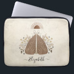 Capa Para Notebook Bolsa de laptop de borboleta de Vintage Monograma<br><div class="desc">Uma bolsa de laptop mística da mariposa boêmica vintage. Uma bela mariposa celestial com folhagem em cores de tons de terra. Personalize-o com o seu nome na frente do cobrir do laptop. Projetado para você pelo Blackberry Boulevard. Outras designs Místicas disponíveis no compro.</div>
