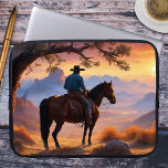 Capa Para Notebook Bolsa de laptop de Cavalo do Cowboy Ocidental<br><div class="desc">Bolsa de laptop com uma pintura de um vaqueiro no cavalo,  com vista para uma bela paisagem ao pôr do sol. Bonita para quem ama o Ocidente Médio e cowboys.</div>