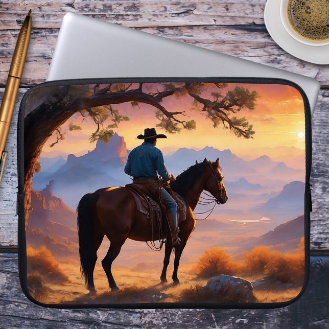 Capa Para Notebook Bolsa de laptop de Cavalo do Cowboy Ocidental (Laptop sleeve featuring a painting of a cowboy on his horse overlooking a landscape at sunset)