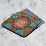 Capa Para Notebook Bolsa de laptop de elefantes decorados<br><div class="desc">Proteja o seu laptop enquanto estiver em movimento com este design de manga atraente,  com um Elefante e o seu bebê enfeitados com um círculo colorido. O texto personalizável permite alterar fontes,  alterar cores e tamanhos de texto conforme desejar. Personalize você mesmo ou faça um presente de excelente.</div>
