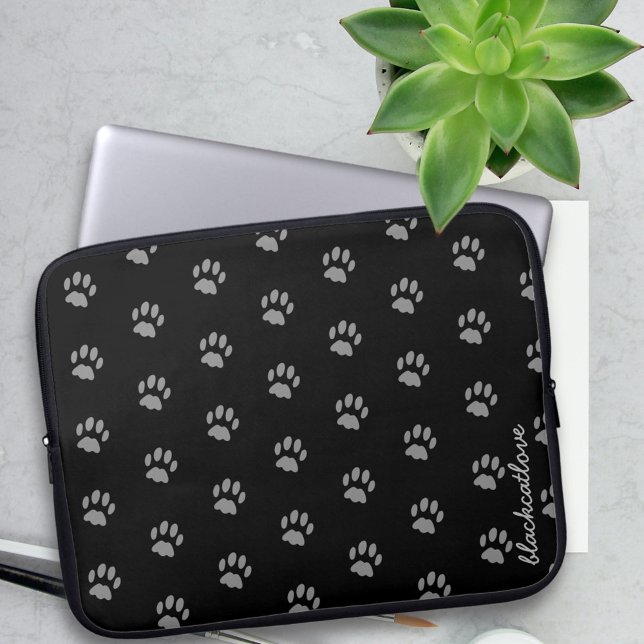 Capa Para Notebook Bolsa de laptop de impressão de pata branca e Cinz (Add your name to this cute black & grey paw print laptop sleeve. Any thing for your cat to sit on)