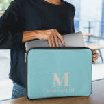 Capa Para Notebook Bolsa de laptop de Monograma Azul Elegante<br><div class="desc">Bolsa de laptop azul Elegante. Proteja o seu laptop com esta bolsa de laptop clara e abstrato de areia bege. Personalize-o facilmente com seu próprio nome ( ou qualquer outro nome), clicando no botão "PERSONALIZAR ESTE MODELO". Essa bolsa de laptop é para aqueles que querem proteger o laptop com paleta...</div>