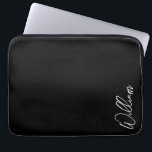 Capa Para Notebook Bolsa de laptop de Nomes Personalizados de Script<br><div class="desc">Presentes de Nome Personalizado Minimalista Moderno Este design apresenta um nome personalizado em branco com o script de escrita manual moderna em fundo preto. Perfeito como presentes de férias para ele,  presentes de dia de os pais e presentes para qualquer ocasião especial.</div>