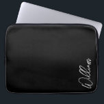 Capa Para Notebook Bolsa de laptop de Nomes Personalizados de Script<br><div class="desc">Presentes de Nome Personalizado Minimalista Moderno Este design apresenta um nome personalizado em branco com o script de escrita manual moderna em fundo preto. Perfeito como presentes de férias para ele,  presentes de dia de os pais e presentes para qualquer ocasião especial.</div>