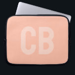 Capa Para Notebook Bolsa de laptop de Pêssego Suave de Cor de Tendênc<br><div class="desc">Apresentando a cor da primavera da tendência: Pêssego Suave. Bolsa de laptop moderna e na moda com monograma personalizável em uma fonte minimalista. Seu design simples e limpo em uma cor sólida oferece um eterno e um apelo clássico. Explore nossas cores de tendência de primavera para mais produtos da mesma...</div>