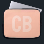 Capa Para Notebook Bolsa de laptop de Pêssego Suave de Cor de Tendênc<br><div class="desc">Apresentando a cor da primavera da tendência: Pêssego Suave. Bolsa de laptop moderna e na moda com monograma personalizável em uma fonte minimalista. Seu design simples e limpo em uma cor sólida oferece um eterno e um apelo clássico. Explore nossas cores de tendência de primavera para mais produtos da mesma...</div>