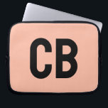 Capa Para Notebook Bolsa de laptop de Pêssego Suave de Cor de Tendênc<br><div class="desc">Apresentando a cor da primavera da tendência: Pêssego Suave. Bolsa de laptop moderna e na moda com monograma personalizável em uma fonte clássica minimalista preta. Seu design simples e limpo em uma cor sólida oferece um eterno e um apelo clássico. Explore nossas cores de tendência de primavera para mais produtos...</div>