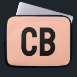 Capa Para Notebook Bolsa de laptop de Pêssego Suave de Cor de Tendênc<br><div class="desc">Apresentando a cor da primavera da tendência: Pêssego Suave. Bolsa de laptop moderna e na moda com monograma personalizável em uma fonte clássica minimalista preta. Seu design simples e limpo em uma cor sólida oferece um eterno e um apelo clássico. Explore nossas cores de tendência de primavera para mais produtos...</div>