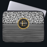 Capa Para Notebook Bolsa de laptop do Monograma do Leopardo Negro Ele<br><div class="desc">Um padrão leopardo preto e branco com uma faixa branca e preta e um monograma elegante preto e dourado decora esta bolsa de laptop. Personalize-o para si mesmo ou para um presente! Projetado para você pelo Blackberry Boulevard.</div>