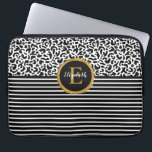 Capa Para Notebook Bolsa de laptop do Monograma do Leopardo Negro Ele<br><div class="desc">Um padrão leopardo preto e branco com uma faixa branca e preta e um monograma elegante preto e dourado decora esta bolsa de laptop. Personalize-o para si mesmo ou para um presente! Projetado para você pelo Blackberry Boulevard.</div>