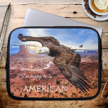 Capa Para Notebook Bolsa de laptop do Vale do Monumento Bald Eagle<br><div class="desc">Bolsa de laptop com imagem de uma águia careca voando sobre Monument Valley no nascer do sol,  com seus textos personalizados (opcional).</div>