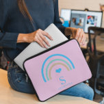 Capa Para Notebook Bolsa de laptop Lilac Monograma Arco-íris<br><div class="desc">Bolsa de laptop do Rainbow Lilac Monograma Proteja seu laptop com este arco-íris, fundo pálido e roxo e bolsa de laptop de fonte bege. Personalize-o facilmente com seu próprio nome ( ou qualquer outro nome), clicando no botão "PERSONALIZAR ESTE MODELO". Esta bolsa de laptop é para aqueles que querem proteger...</div>