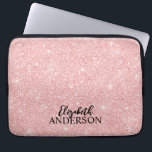 Capa Para Notebook Bolsa de laptop Luminosa Rosa Personalizada<br><div class="desc">Esta bolsa de laptop feminina personalizada tem seu nome em texto preto em um lindo fundo brilhante rosa. Personalize o laptop com o nome de sua escolha para fazer alguém se sentir especial. Faz um presente divertido para aniversários ou para o Natal, e perfeito para voltar à escola. Projetado para...</div>