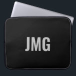 Capa Para Notebook Bolsa de laptop personalizada de preto e prata<br><div class="desc">Você pode personalizar o monograma de prata que está no centro desta bolsa de laptop preta.</div>