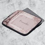 Capa Para Notebook Bolsa de laptop Rosa Parisiense<br><div class="desc">Proteja o seu laptop enquanto estiver em movimento com este design de manga atraente que apresenta um tema parisiense enfeitado com postagem e rolagem e acabado com a Torre Eiffel em rosa. O texto personalizável permite alterar fontes, alterar cores e tamanhos de texto conforme desejar. Personalize você mesmo ou faça...</div>