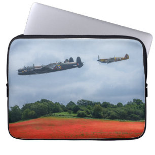 Capa Para Notebook Bombardeiro Lancaster Sobre Um Campo De Pipoca