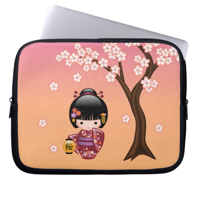 Capa Para Notebook Boneca Sakura Kokeshi - Garota Geisha em Pêssego (Frente)