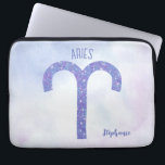Capa Para Notebook Bonito Aries - Sinal de astrologia - Roxo Personal<br><div class="desc">Esta bolsa de laptop bonito,  personalizada,  roxa e lavanda Aries apresenta seu sinal astrológico do Zodiac em um belo brilho como as constelações. Personalize este presente bonitinho com seu nome em lindos scripts cursivos para alguém com aniversário de fim de março ou início de abril.</div>