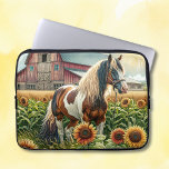 Capa Para Notebook Bonito Castanho e Cavalo Branco na Fazenda russa<br><div class="desc">Bonito castanho,  branco e pintado preto,  cavalo Pinto parado em frente a um velho celeiro rústico rodeado de girassóis à medida que o sol nasce ao amanhecer.</div>