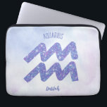 Capa Para Notebook Bonito Símbolo Astrologico Aquário Roxo Personaliz<br><div class="desc">Essa bolsa de laptop bonito,  personalizada e roxa e lavanda Aquário apresenta seu sinal astrológico do Zodiac em um belo brilho como as constelações. Personalize este presente bonitinho com seu nome em lindos scripts cursivos para alguém que faz aniversário no final de janeiro ou no início de fevereiro.</div>