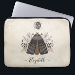 Capa Para Notebook Borboleta de Vintagem do Monograma Elegante<br><div class="desc">Uma bolsa de laptop mística da mariposa boêmica vintage. Uma bela mariposa celestial com folhagem em cores de tons de terra. Personalize-o com o seu nome na frente do cobrir do laptop. Projetado para você pelo Blackberry Boulevard. Outras designs Místicas disponíveis no compro.</div>