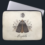 Capa Para Notebook Borboleta de Vintagem do Monograma Elegante<br><div class="desc">Uma bolsa de laptop mística da mariposa boêmica vintage. Uma bela mariposa celestial com folhagem em cores de tons de terra. Personalize-o com o seu nome na frente do cobrir do laptop. Projetado para você pelo Blackberry Boulevard. Outras designs Místicas disponíveis no compro.</div>