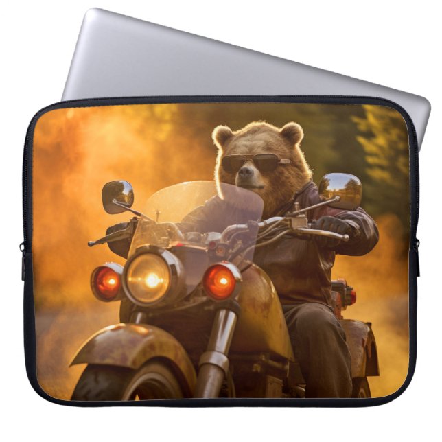 Capa Para Notebook Brincadeiras de Urso Grizzle Diversão Andando Moto (Frente)