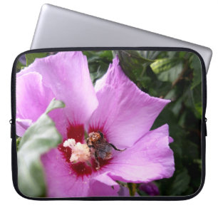 Capa Para Notebook Bumblebee na Flor de Hibiscus