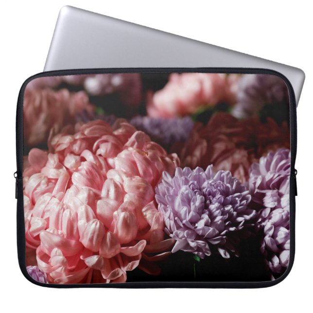 Capa Para Notebook Buquê rosa com flores púrpuras e rastejantes à luz (Frente)